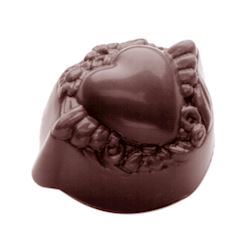 Chocoladevorm hart in bloemenkrans